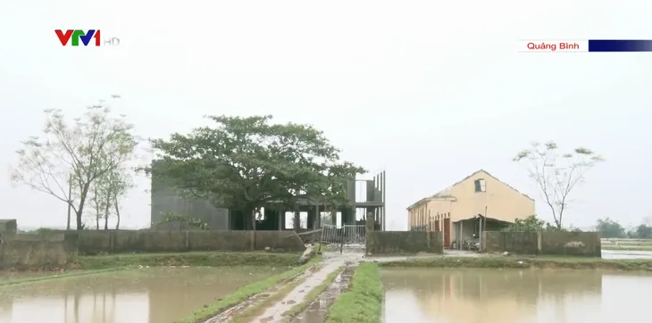 Nhiều trường học tại Quảng Bình hư hỏng nặng sau bão số 13 - Ảnh 1.