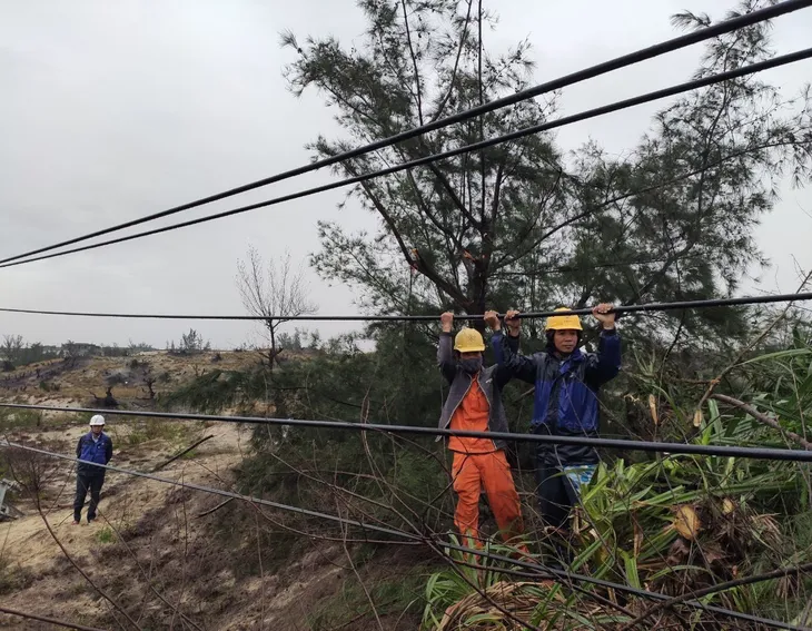 Huy động tổng lực khắc phục hậu quả bão số 13 - Ảnh 1. Huy động tổng lực khắc phục hậu quả bão số 13 - Ảnh 1.