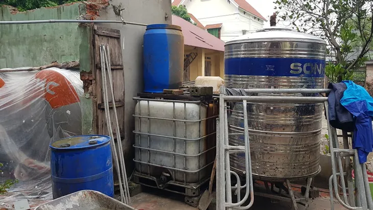 Mục sở thị dây chuyền sản xuất rượu gây ngộ độc chết người - Ảnh 2. Mục sở thị dây chuyền sản xuất rượu gây ngộ độc chết người - Ảnh 2.