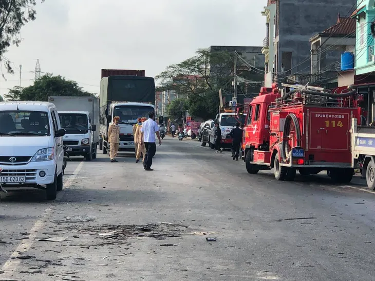 Hai container va chạm, bốc cháy lan sang nhà dân - Ảnh 2.