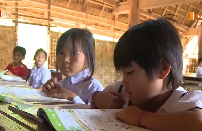 Cầu bị lũ cuốn trôi, giáo viên vượt hành trình gian nan cõng chữ lên non - Ảnh 1. Cầu bị lũ cuốn trôi, giáo viên vượt hành trình gian nan cõng chữ lên non - Ảnh 1.