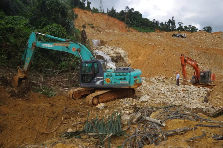 Vụ sạt lở tại Thủy điện Rào Trăng 3: Nước suối dâng cao, việc nắn dòng gặp khó khăn - Ảnh 1. Vụ sạt lở tại Thủy điện Rào Trăng 3: Nước suối dâng cao, việc nắn dòng gặp khó khăn - Ảnh 1.