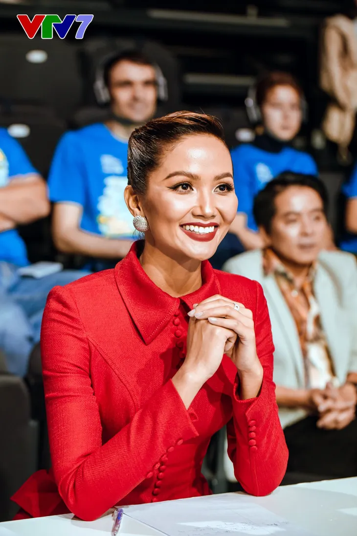 HHen Niê rạng rỡ làm giám khảo Trường Teen 2020 - Ảnh 2. HHen Niê rạng rỡ làm giám khảo Trường Teen 2020 - Ảnh 2.