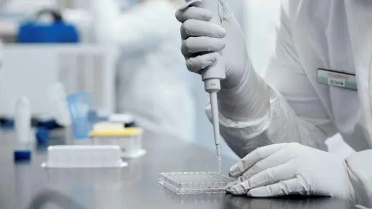 Một liều vaccine ngừa COVID-19 đáng giá bao nhiêu? - Ảnh 1. Một liều vaccine ngừa COVID-19 đáng giá bao nhiêu? - Ảnh 1.