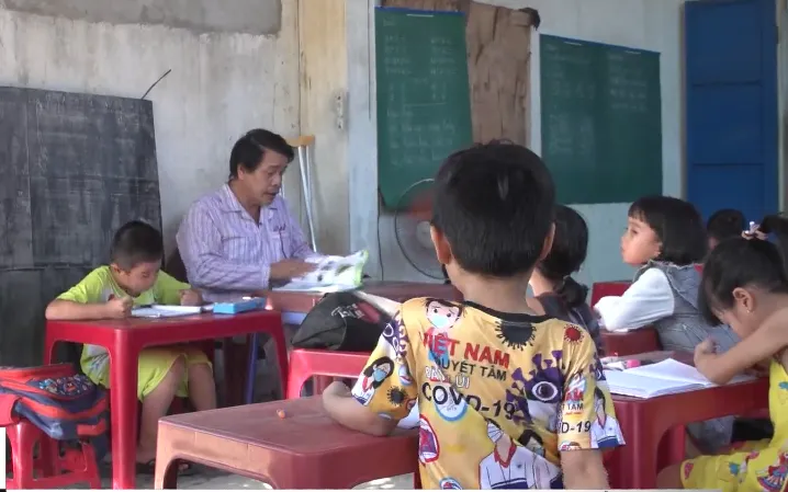 Người thầy khuyết tật của trẻ em làng chài - Ảnh 1. Người thầy khuyết tật của trẻ em làng chài - Ảnh 1.