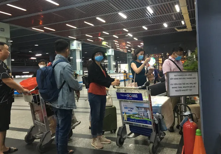 Sau khi phân làn xe đưa đón, ùn tắc ở sân bay Tân Sơn Nhất có giảm? - Ảnh 4.