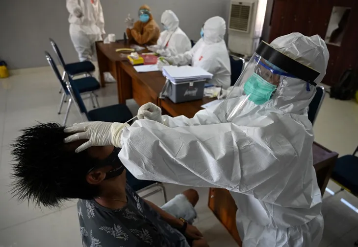 Tổng thống Indonesia sẵn sàng là người đầu tiên tiêm vaccine COVID-19 - Ảnh 1. Tổng thống Indonesia sẵn sàng là người đầu tiên tiêm vaccine COVID-19 - Ảnh 1.
