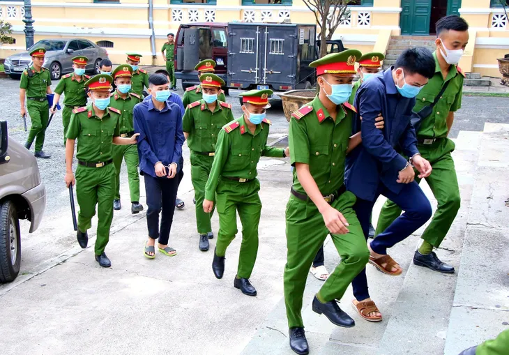 Đang thụ án tù chung thân, cựu Tổng Giám đốc Ngân hàng Đông Á lại hầu tòa - Ảnh 1. Đang thụ án tù chung thân, cựu Tổng Giám đốc Ngân hàng Đông Á lại hầu tòa - Ảnh 1.
