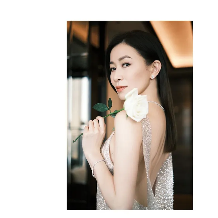 Xa Thi Mạn rạng rỡ ở tuổi 45, hài lòng với hiện tại - Ảnh 3. Xa Thi Mạn rạng rỡ ở tuổi 45, hài lòng với hiện tại - Ảnh 3.