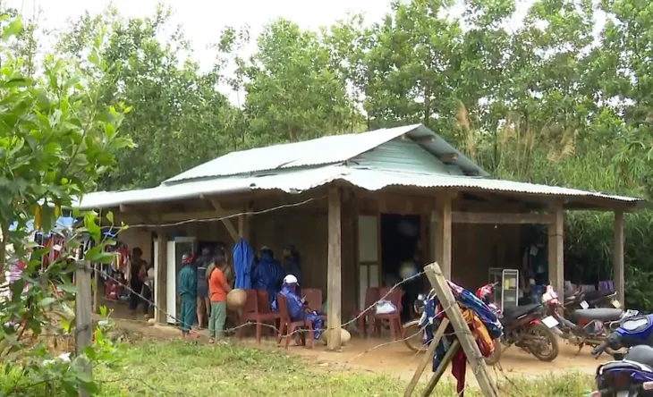 Người dân vùng sạt lở Trà Vân mở kho thóc, đùm bọc nhau qua khó khăn - Ảnh 1. Người dân vùng sạt lở Trà Vân mở kho thóc, đùm bọc nhau qua khó khăn - Ảnh 1.