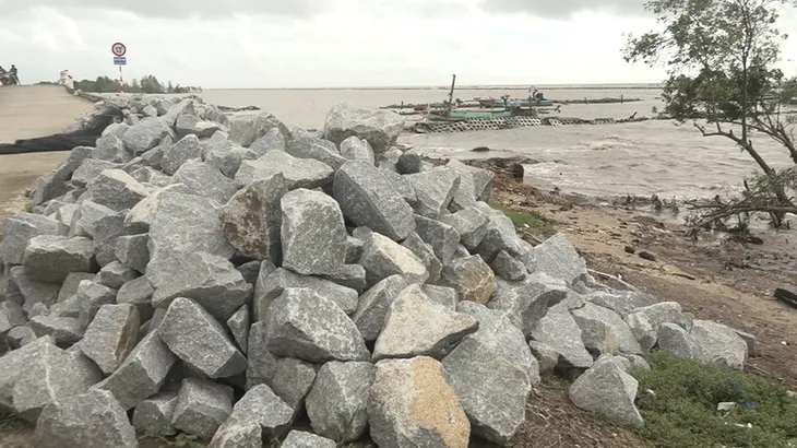 Đê biển Tây sạt lở nghiêm trọng mùa mưa bão - Ảnh 2. Đê biển Tây sạt lở nghiêm trọng mùa mưa bão - Ảnh 2.