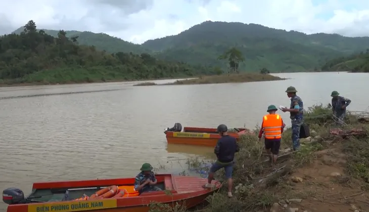 Sử dụng thiết bị bay không người lái tìm kiếm các nạn nhân mất tích ở Trà Leng - Ảnh 1.