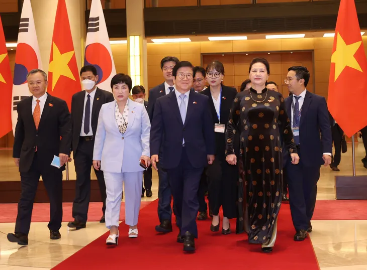 Chủ tịch Quốc hội Hàn Quốc thăm chính thức Việt Nam - Ảnh 2. Chủ tịch Quốc hội Hàn Quốc thăm chính thức Việt Nam - Ảnh 2.