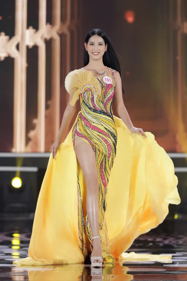 Top 15 Chung kết Hoa hậu Việt Nam 2020 lộng lẫy trình diễn đầm dạ hội - Ảnh 3. Top 15 Chung kết Hoa hậu Việt Nam 2020 lộng lẫy trình diễn đầm dạ hội - Ảnh 3.