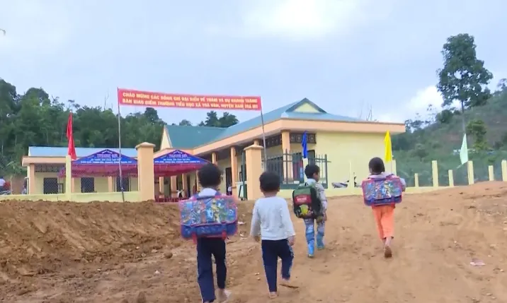 20/11 của giáo viên vùng sạt lở: Học sinh đến trường là niềm vui lớn, hơn cả những món quà - Ảnh 1. 20/11 của giáo viên vùng sạt lở: Học sinh đến trường là niềm vui lớn, hơn cả những món quà - Ảnh 1.