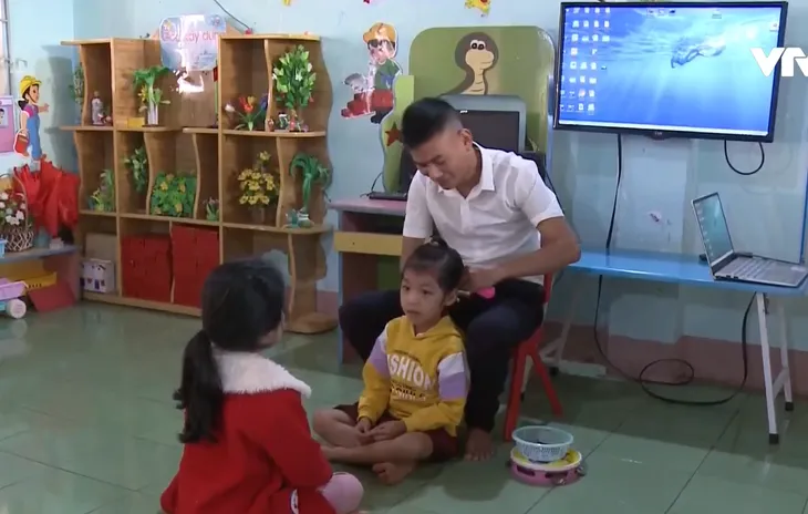 Chuyện về thầy giáo bảo mẫu vùng cao biên giới Kon Tum - Ảnh 1. Chuyện về thầy giáo bảo mẫu vùng cao biên giới Kon Tum - Ảnh 1.
