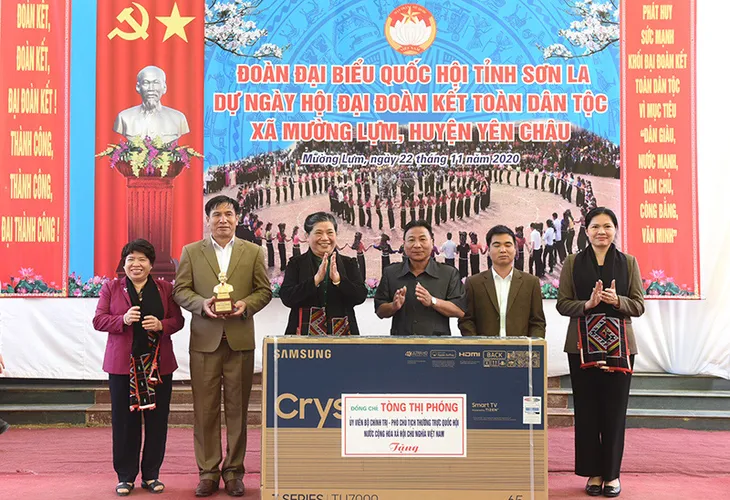 Đồng chí Tòng Thị Phóng dự Ngày hội Đại đoàn kết toàn dân tộc tại Sơn La - Ảnh 2. Đồng chí Tòng Thị Phóng dự Ngày hội Đại đoàn kết toàn dân tộc tại Sơn La - Ảnh 2.