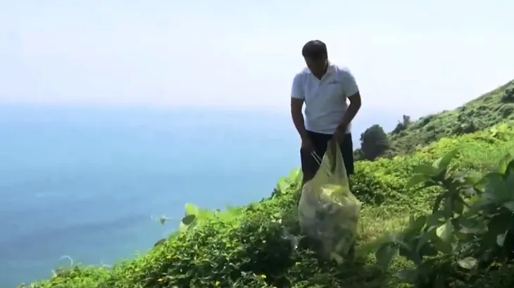 Vị giám đốc hơn 8 năm miệt mài nhặt rác ở bán đảo Sơn Trà - Ảnh 1. Vị giám đốc hơn 8 năm miệt mài nhặt rác ở bán đảo Sơn Trà - Ảnh 1.