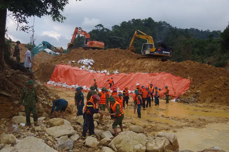 Cơ bản hoàn thành đắp đập và nắn dòng chảy suối Rào Trăng - Ảnh 8. Cơ bản hoàn thành đắp đập và nắn dòng chảy suối Rào Trăng - Ảnh 8.