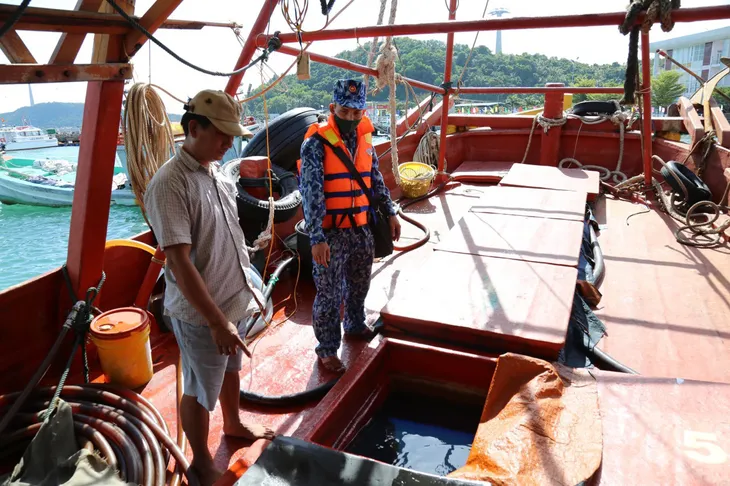 Bắt giữ tàu chở dầu không rõ nguồn gốc trên vùng biển Tây Nam - Ảnh 2.