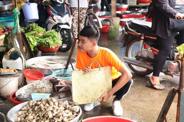 Mạc Văn Khoa khoái chí vì chơi xỏ được khách mời Ẩm thực kỳ thú - Ảnh 1. Mạc Văn Khoa khoái chí vì chơi xỏ được khách mời Ẩm thực kỳ thú - Ảnh 1.