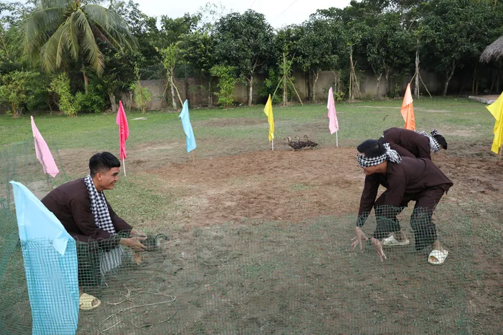 Mạc Văn Khoa khoái chí vì chơi xỏ được khách mời Ẩm thực kỳ thú - Ảnh 3. Mạc Văn Khoa khoái chí vì chơi xỏ được khách mời Ẩm thực kỳ thú - Ảnh 3.