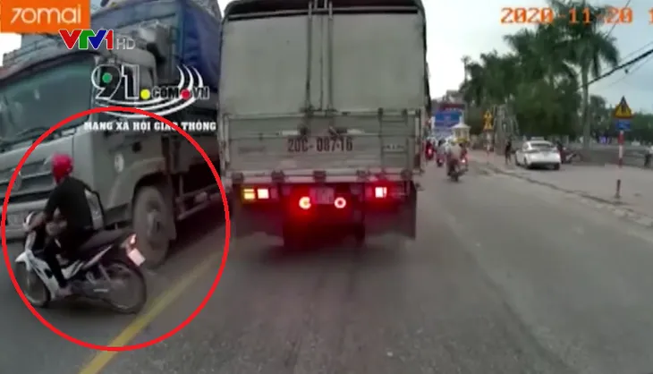 Xe máy sang đường bất cẩn bị cuốn vào gầm ô tô tải - Ảnh 1. Xe máy sang đường bất cẩn bị cuốn vào gầm ô tô tải - Ảnh 1.