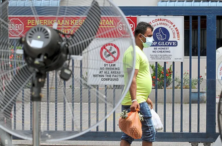 Malaysia đóng cửa chuỗi 28 nhà máy găng tay cao su lớn nhất thế giới - Ảnh 1. Malaysia đóng cửa chuỗi 28 nhà máy găng tay cao su lớn nhất thế giới - Ảnh 1.