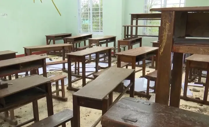 Trường học tan hoang, ngổn ngang sau bão lũ - Ảnh 2.