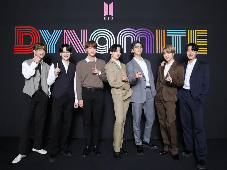 BTS sung sướng tột độ, ném cả điện thoại khi biết tin được đề cử Grammy - Ảnh 2. BTS sung sướng tột độ, ném cả điện thoại khi biết tin được đề cử Grammy - Ảnh 2.