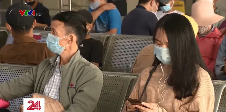 Từ chối vận chuyển hành khách không đeo khẩu trang trên các phương tiện công cộng - Ảnh 1. Từ chối vận chuyển hành khách không đeo khẩu trang trên các phương tiện công cộng - Ảnh 1.
