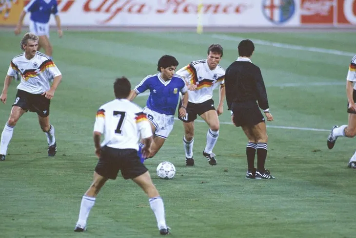 Diego Maradona - Tiểu sử và thành tích của “cậu bé vàng” Argentina - Ảnh 13. Diego Maradona - Tiểu sử và thành tích của “cậu bé vàng” Argentina - Ảnh 13.
