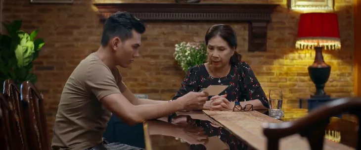 Trói buộc yêu thương - Tập 30: Vừa bị chồng đòi ly hôn, Dung đã có phi công bám đuổi - Ảnh 5.