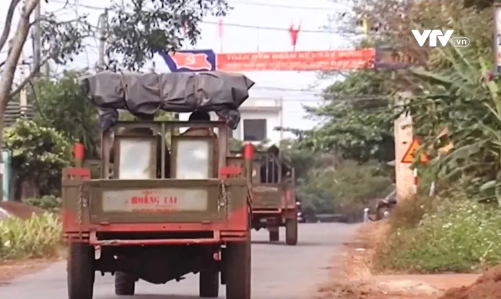 Xe tự chế, máy nông cụ - Mối nguy tiềm ẩn tai nạn giao thông mùa thu hoạch cà phê tại Đắk Lắk - Ảnh 2. Xe tự chế, máy nông cụ - Mối nguy tiềm ẩn tai nạn giao thông mùa thu hoạch cà phê tại Đắk Lắk - Ảnh 2.