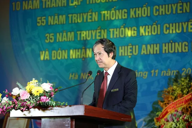 Trường THPT chuyên Khoa học Tự nhiên nhận danh hiệu Anh hùng Lao động - Ảnh 1. Trường THPT chuyên Khoa học Tự nhiên nhận danh hiệu Anh hùng Lao động - Ảnh 1.