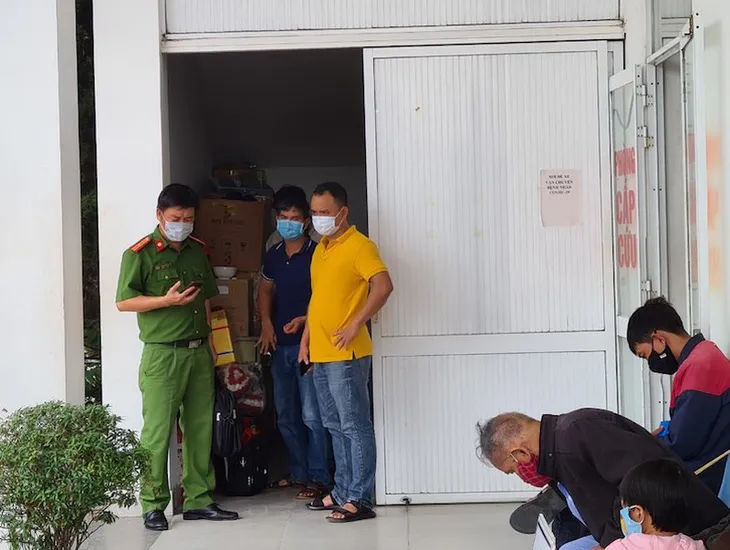 Bị nhắc vì trêu ghẹo nữ nhân viên bệnh viện, tài xế đâm thủng bụng bảo vệ - Ảnh 1. Bị nhắc vì trêu ghẹo nữ nhân viên bệnh viện, tài xế đâm thủng bụng bảo vệ - Ảnh 1.