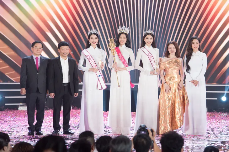 Soi vương miện của Hoa hậu Đỗ Thị Hà với Đỗ Mỹ Linh, Tiểu Vy và Lương Thùy Linh - Ảnh 3. Soi vương miện của Hoa hậu Đỗ Thị Hà với Đỗ Mỹ Linh, Tiểu Vy và Lương Thùy Linh - Ảnh 3.