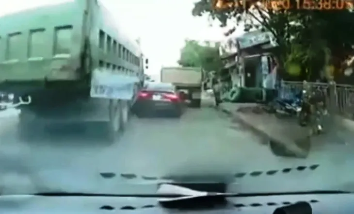 Cố luồn lách lúc đường đông và cái kết cho xe ô tô 4 chỗ - Ảnh 1. Cố luồn lách lúc đường đông và cái kết cho xe ô tô 4 chỗ - Ảnh 1.