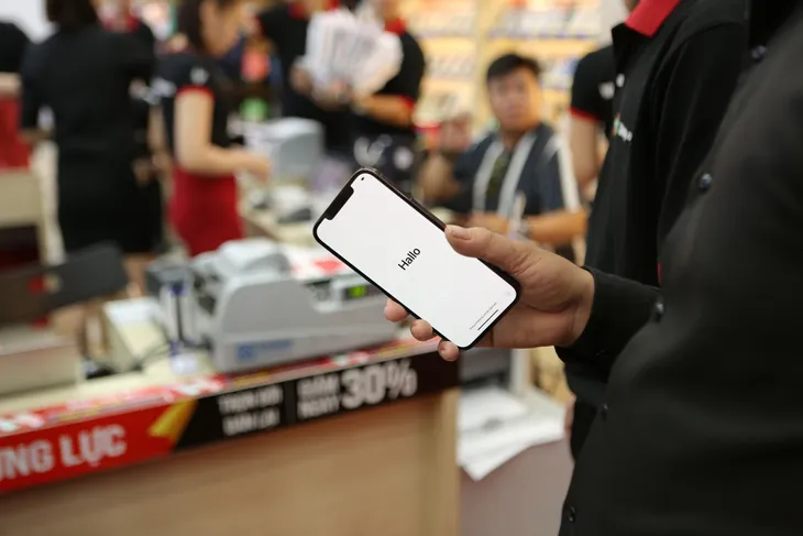 4 mẫu iPhone 12 chính hãng lên kệ tại Việt Nam - Ảnh 2. 4 mẫu iPhone 12 chính hãng lên kệ tại Việt Nam - Ảnh 2.