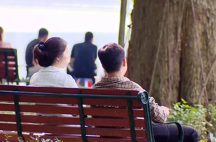 Nhiều người dân vẫn thờ ơ không đeo khẩu trang phòng COVID-19 - Ảnh 1. Nhiều người dân vẫn thờ ơ không đeo khẩu trang phòng COVID-19 - Ảnh 1.