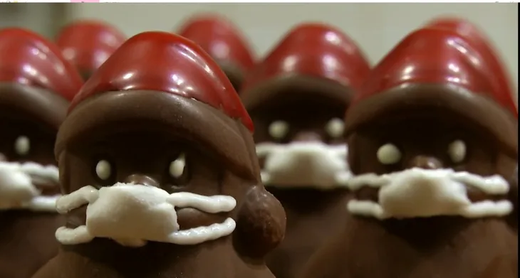 Mùa lễ hội khác biệt do COVID-19: Đi chợ qua cửa kính ô tô, chocolate ông già Noel đeo khẩu trang... - Ảnh 5. Mùa lễ hội khác biệt do COVID-19: Đi chợ qua cửa kính ô tô, chocolate ông già Noel đeo khẩu trang... - Ảnh 5.