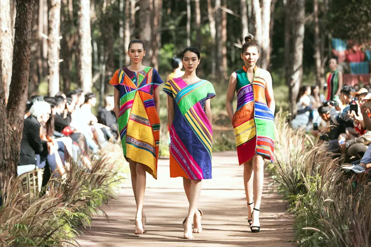 Mãn nhãn với sàn diễn thời trang giữa rừng thông Đăk Nông - Ảnh 2.