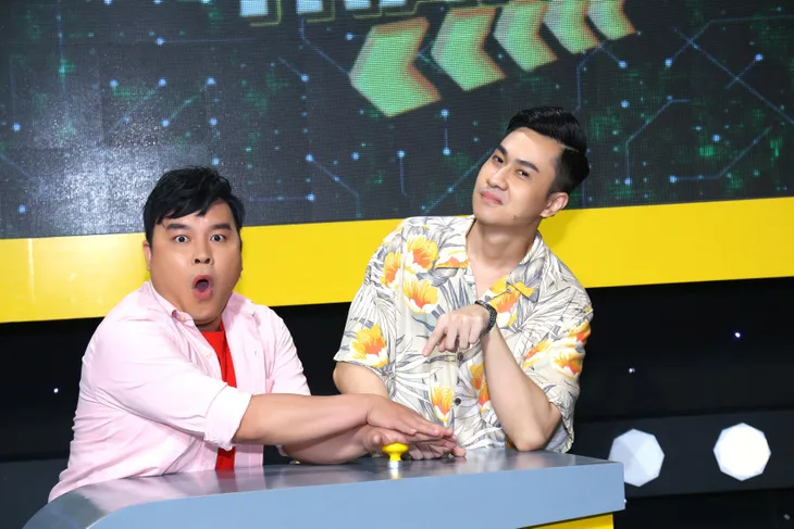 Diễn viên Long Hồ “cao tay” gài bẫy đối thủ nhưng lại bị vợ Hồng Phượng “mắng” không thương tiếc - Ảnh 1. Diễn viên Long Hồ “cao tay” gài bẫy đối thủ nhưng lại bị vợ Hồng Phượng “mắng” không thương tiếc - Ảnh 1.