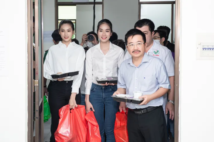 Hoa hậu Đỗ Thị Hà và 2 Á hậu giản dị trong chuyến từ thiện đầu tiên - Ảnh 1. Hoa hậu Đỗ Thị Hà và 2 Á hậu giản dị trong chuyến từ thiện đầu tiên - Ảnh 1.
