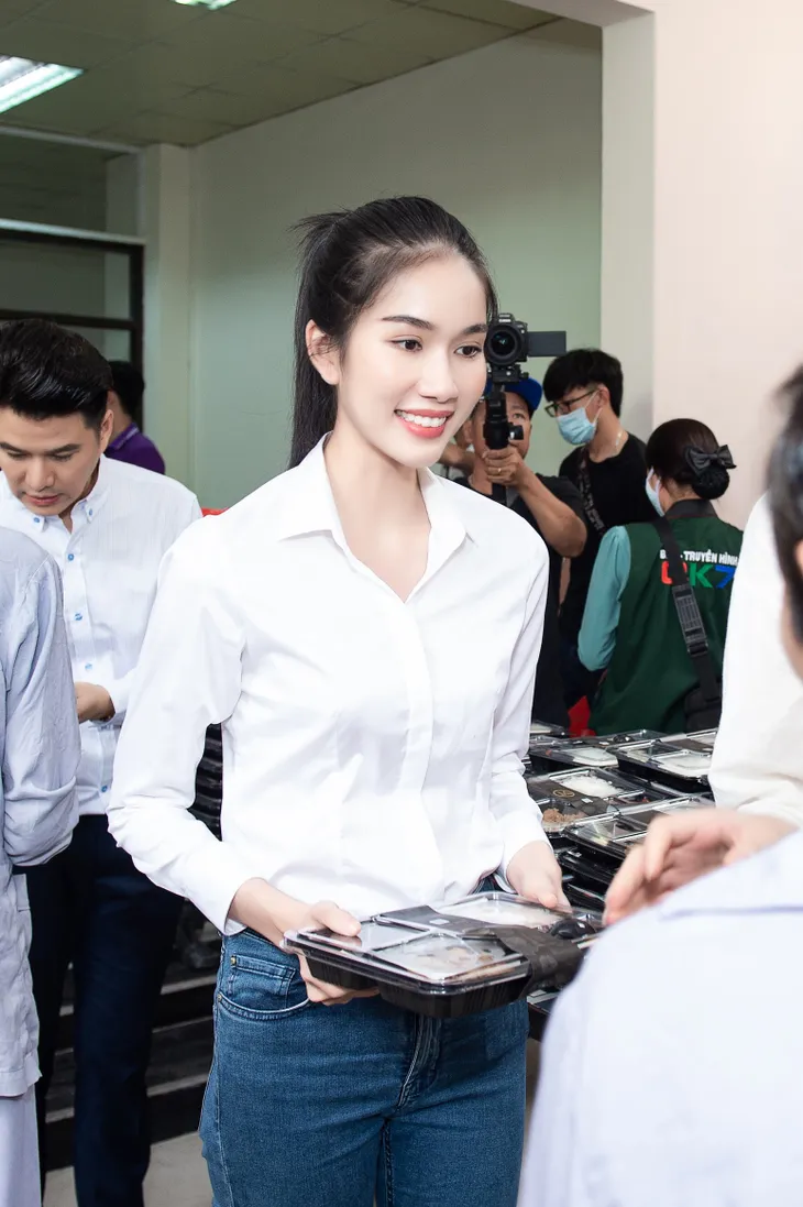 Hoa hậu Đỗ Thị Hà và 2 Á hậu giản dị trong chuyến từ thiện đầu tiên - Ảnh 4. Hoa hậu Đỗ Thị Hà và 2 Á hậu giản dị trong chuyến từ thiện đầu tiên - Ảnh 4.