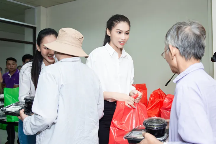 Hoa hậu Đỗ Thị Hà và 2 Á hậu giản dị trong chuyến từ thiện đầu tiên - Ảnh 3. Hoa hậu Đỗ Thị Hà và 2 Á hậu giản dị trong chuyến từ thiện đầu tiên - Ảnh 3.