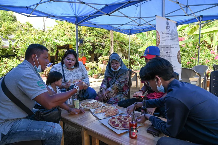 Malaysia: Vượt khó thời dịch COVID-19 nhờ ý tưởng nhà hàng pizza tại gia - Ảnh 2. Malaysia: Vượt khó thời dịch COVID-19 nhờ ý tưởng nhà hàng pizza tại gia - Ảnh 2.