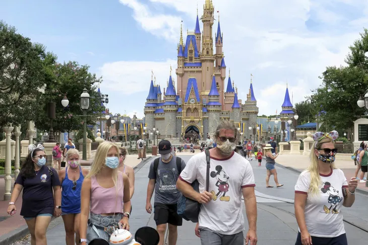 Walt Disney sa thải 32.000 nhân viên vì dịch COVID-19 - Ảnh 1. Walt Disney sa thải 32.000 nhân viên vì dịch COVID-19 - Ảnh 1.