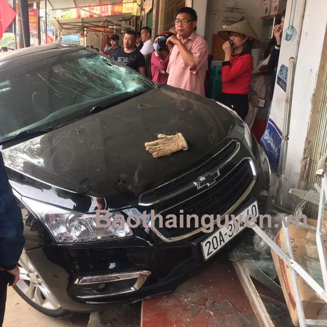 Ô tô đấu đầu xe máy, một người bị hất văng lên mái nhà tử vong - Ảnh 1. Ô tô đấu đầu xe máy, một người bị hất văng lên mái nhà tử vong - Ảnh 1.