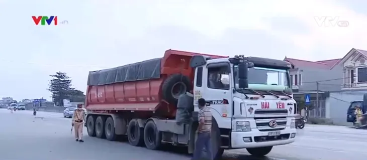Kiểm soát xe quá tải phải từ đầu nguồn - Ảnh 1. Kiểm soát xe quá tải phải từ đầu nguồn - Ảnh 1.